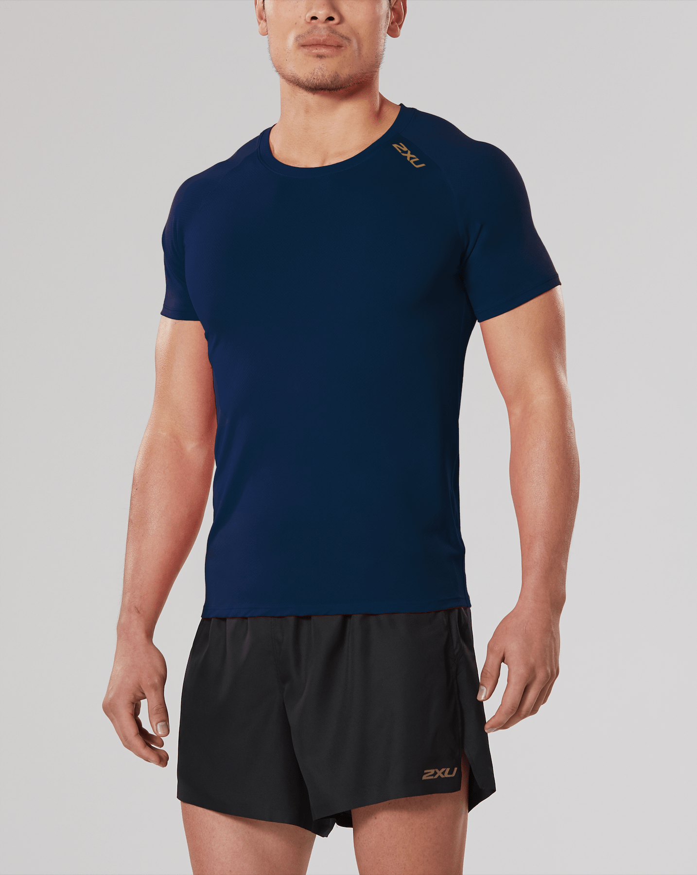Мужская футболка для бега 2XU серия GHST с золотым логотипом